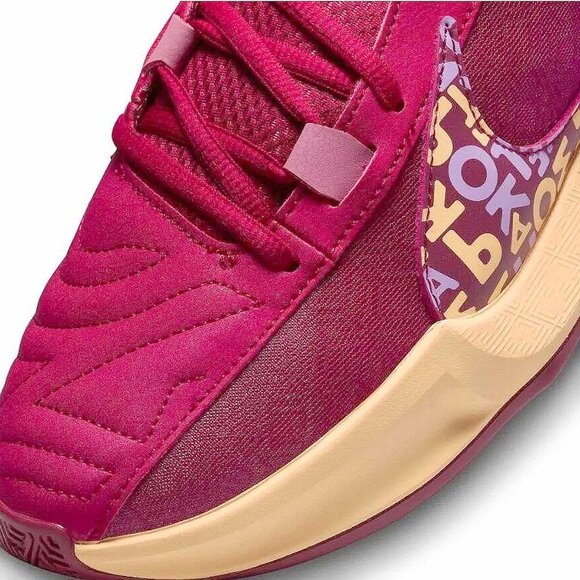 Signature Sneaker: Nike Zoom Freak 5 \